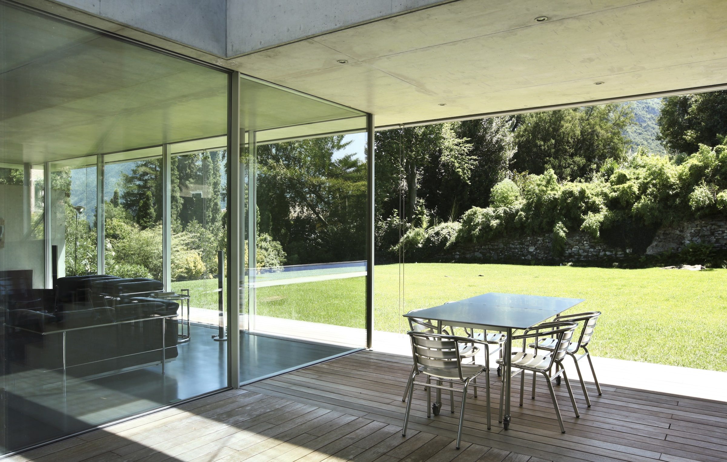 alunet ESS47 aluminium sliding doors in a modern house terrace area