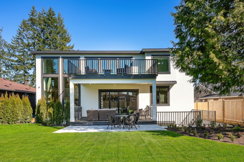 Aluminium doors in contemporary home